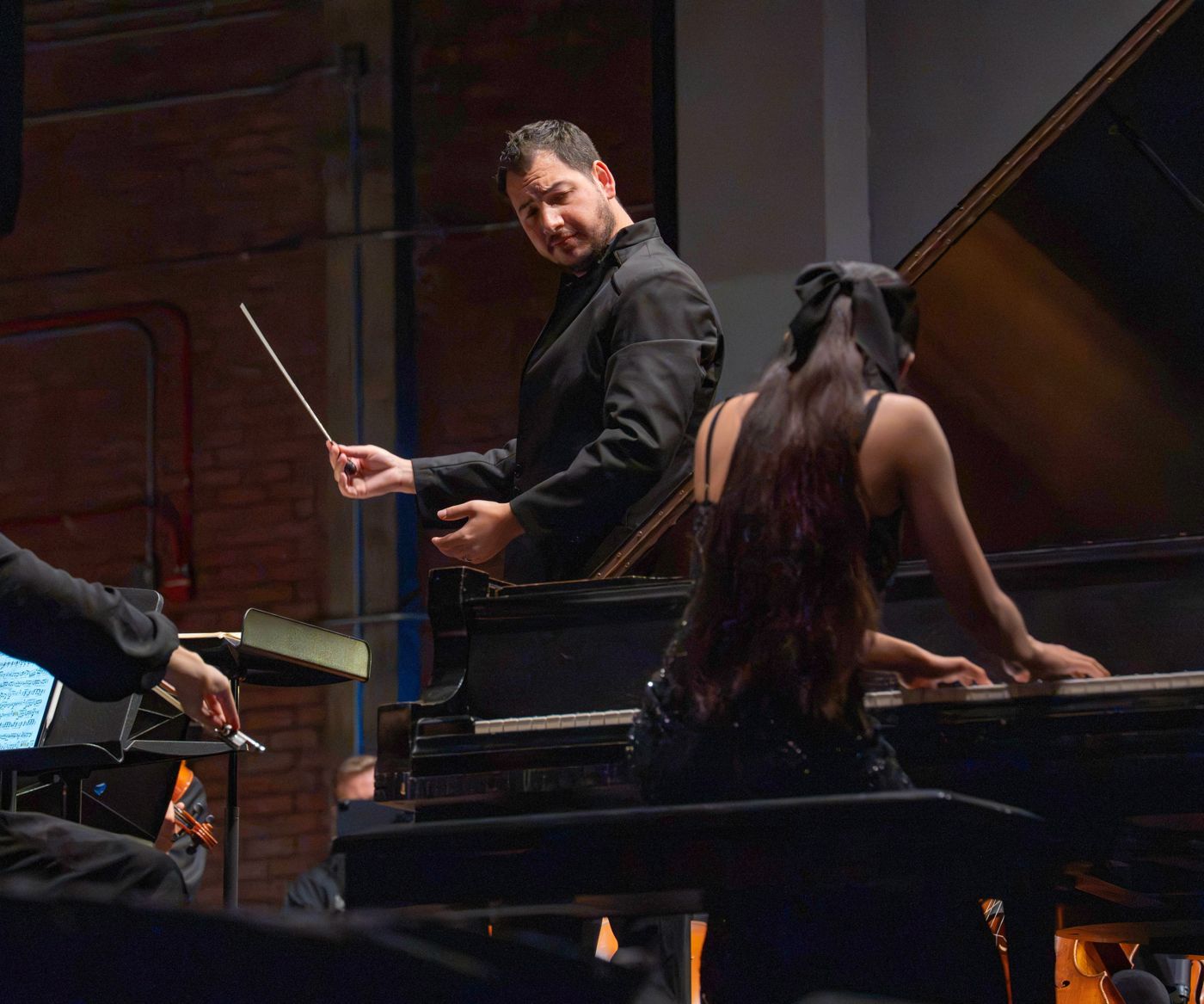 Martín Alexander Arellano conducting the SCSO with a piano soloist